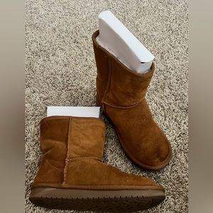 KOOLABURRA By UGG kids short boots. chestnut colored, childs size 4
